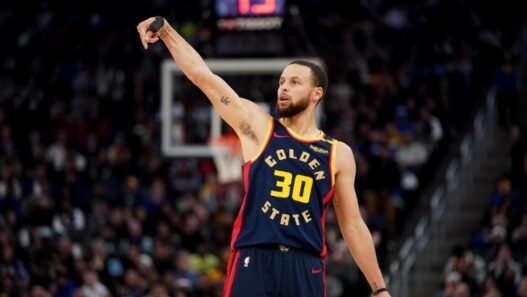 Curry's 36-Point Game Leads Warriors to 2-1 Lead Over Rockets