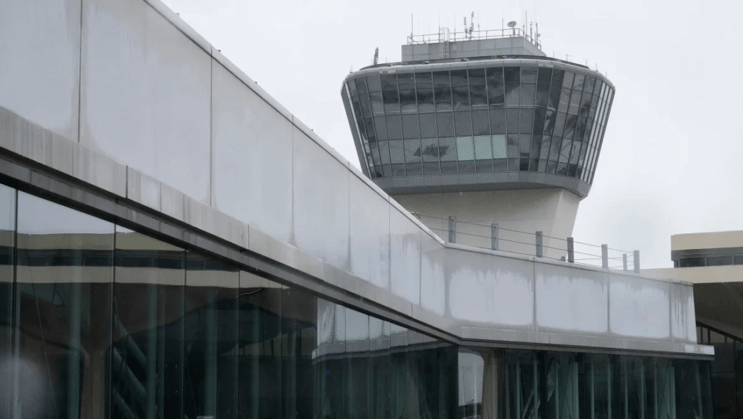 Newark Liberty International Airport control tower and aircraft during flight delays