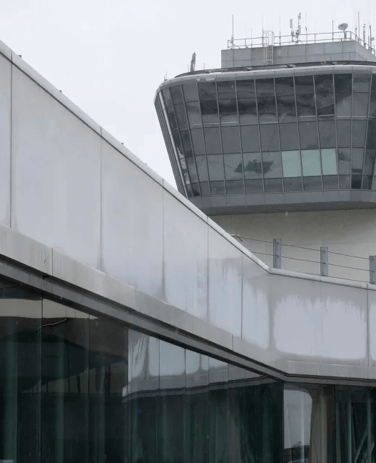 Newark Liberty International Airport control tower and aircraft during flight delays
