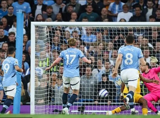 Kevin De Bruyne in action vs Wolves.
