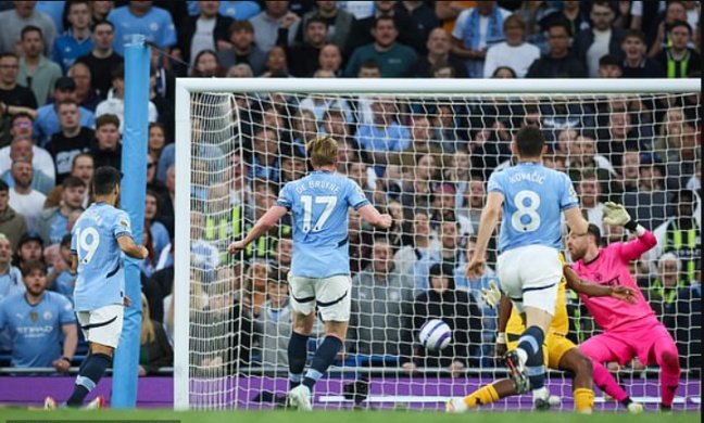 Kevin De Bruyne in action vs Wolves.
